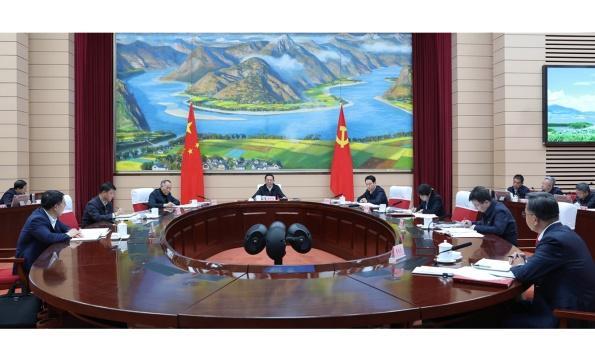 省政府党组理论学习中心组开展集中学习研讨 扎实践行“为人民出政绩以实干出政绩”政治要求 王予波主持并讲话